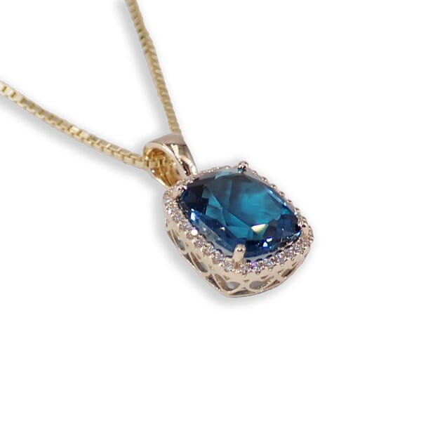 Diamantsmykke i gull blue topas 10x8mm og diamanter 0,10 ct WSI - 70957